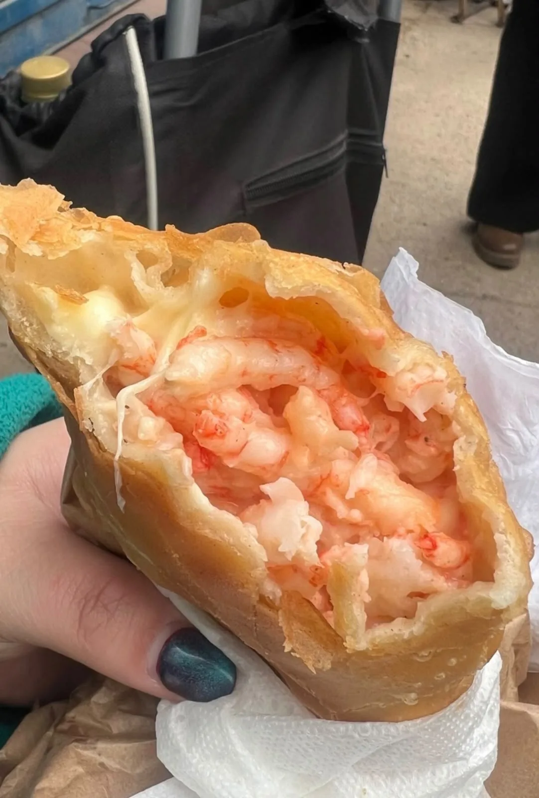 Empanada de mariscos recién frita.