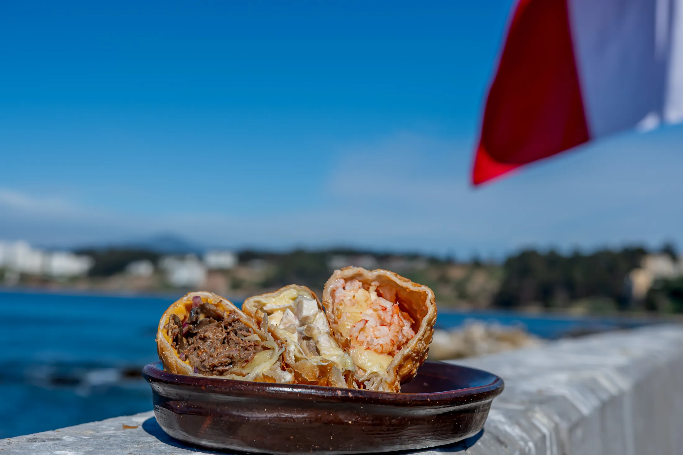 Empanadas sobre fuente de greda frente al mar de Horcón.