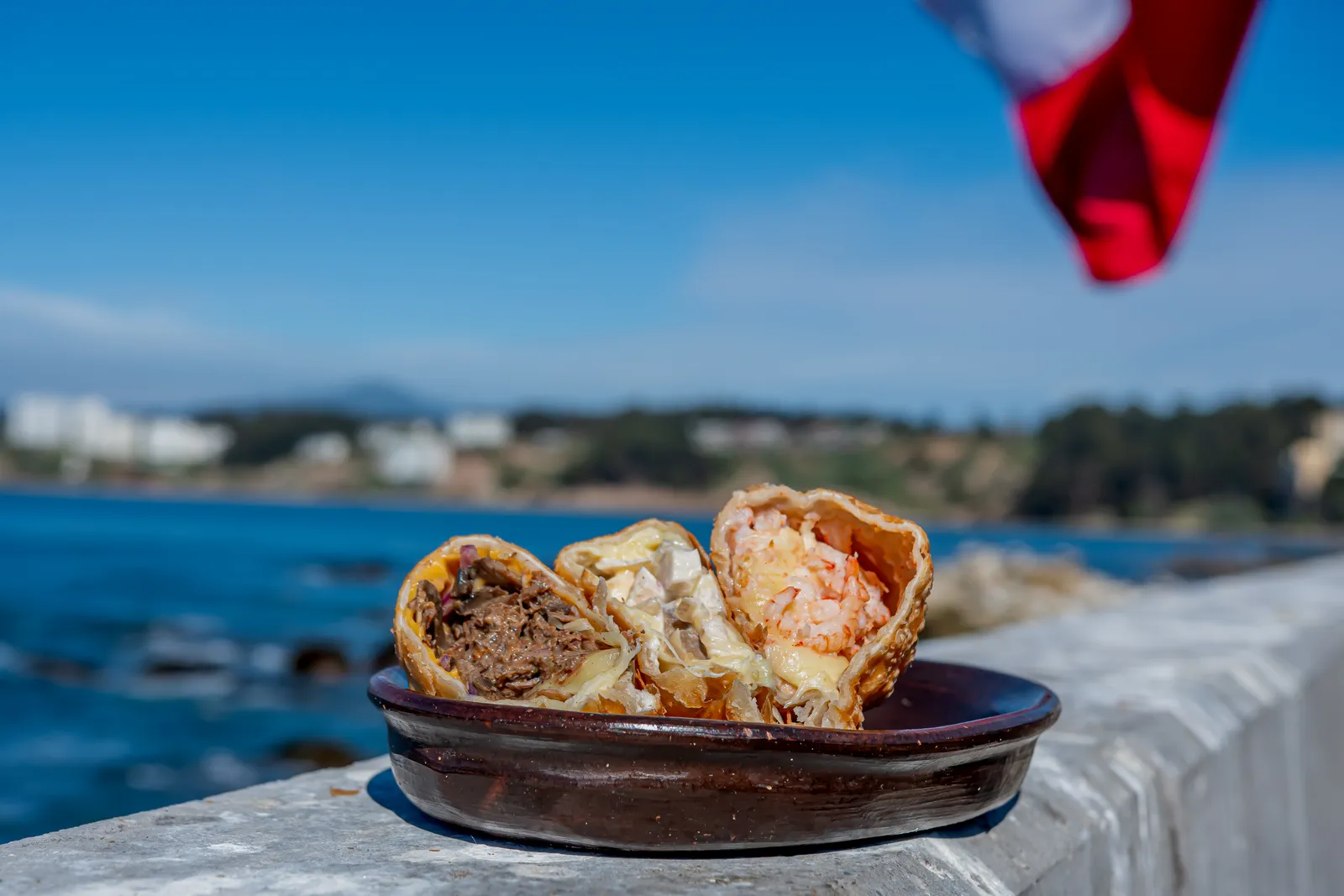 Empanadas frente al mar de Horcón con la bandera chilena.