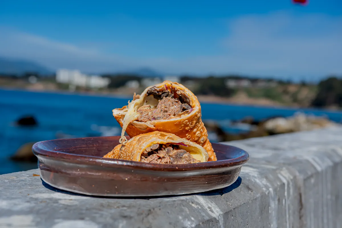 Empanada frita recién hecha.