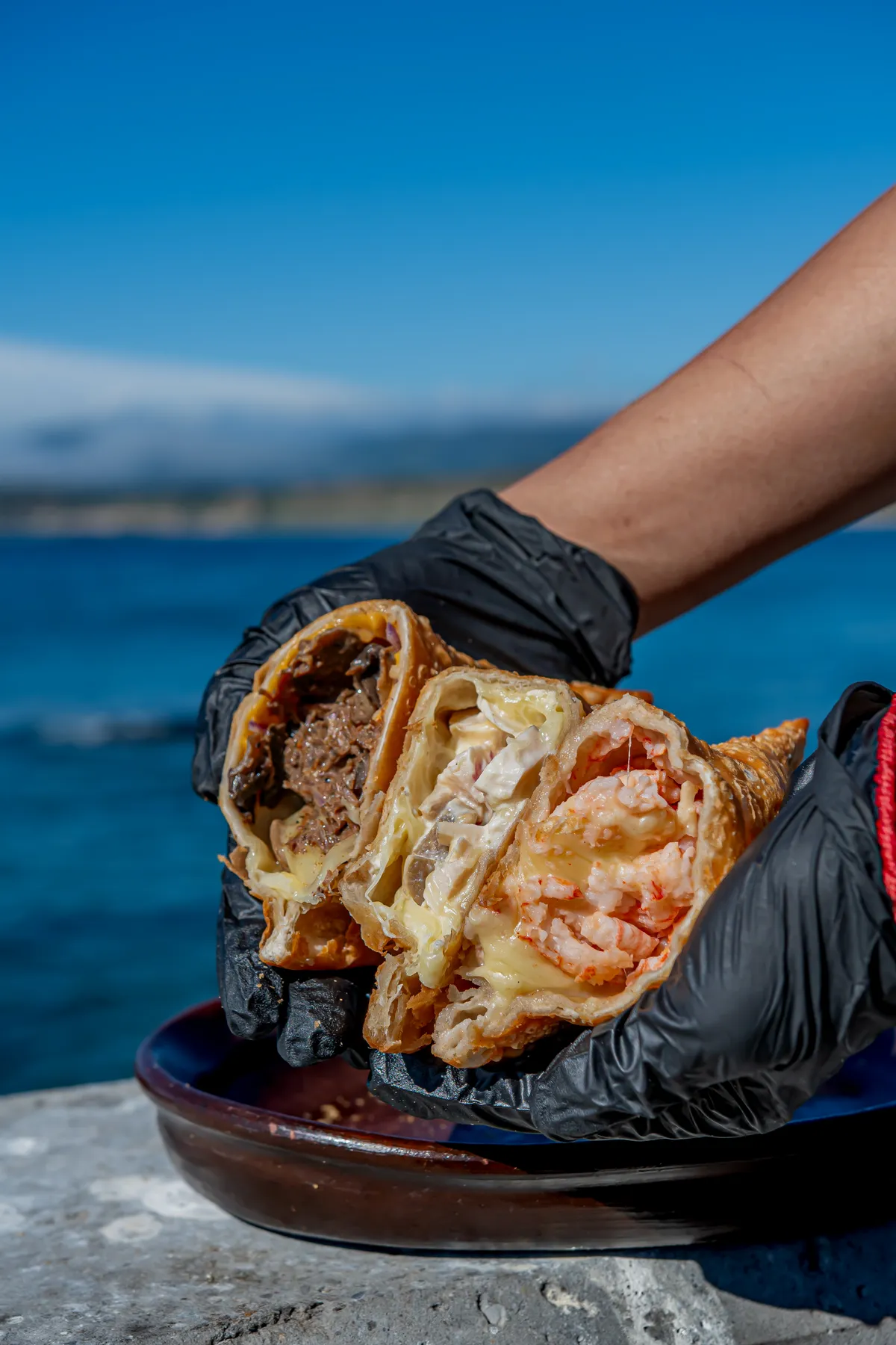 Empanadas recién hechas frente al mar.